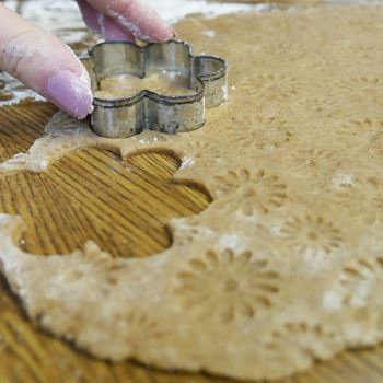 Obrázek z Plastový váleček na těsto s ornamenty - květiny -  