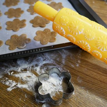 Obrázek z Plastový váleček na těsto s ornamenty - květiny -  